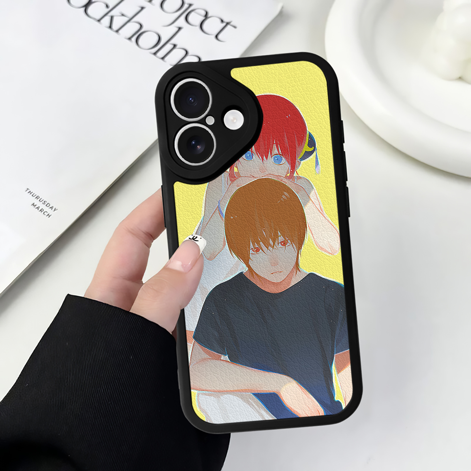 （画像用） ぎんたま 坂田銀時（さかたぎんとき） 神楽 志村新八（しむら しんぱち） GINTAMA Sakata Gintoki Kagura Shimura Shinpachi 【iPhone 16シリーズ対応】シリコンスマホケース（レザー調） 材質：シリコン